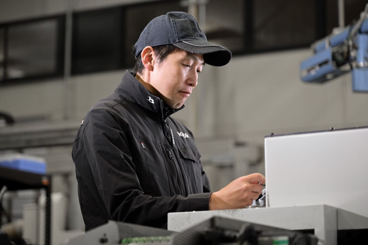 部品を確認する社員のクローズアップ