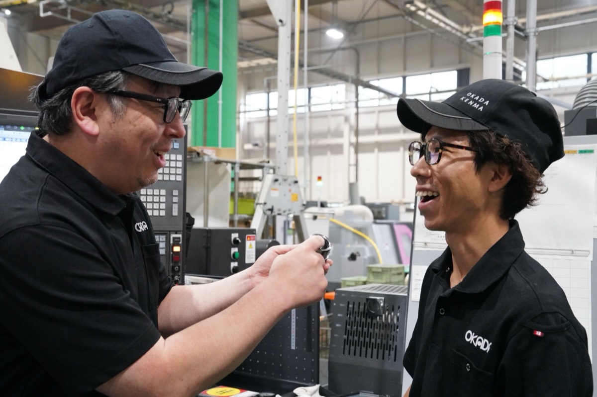 先輩と話しながら加工を進めるTさん