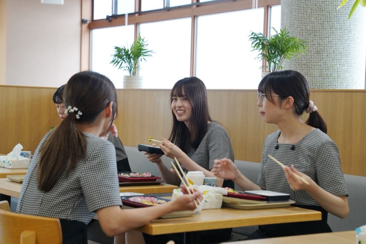 食堂で昼食をとる事務スタッフの写真