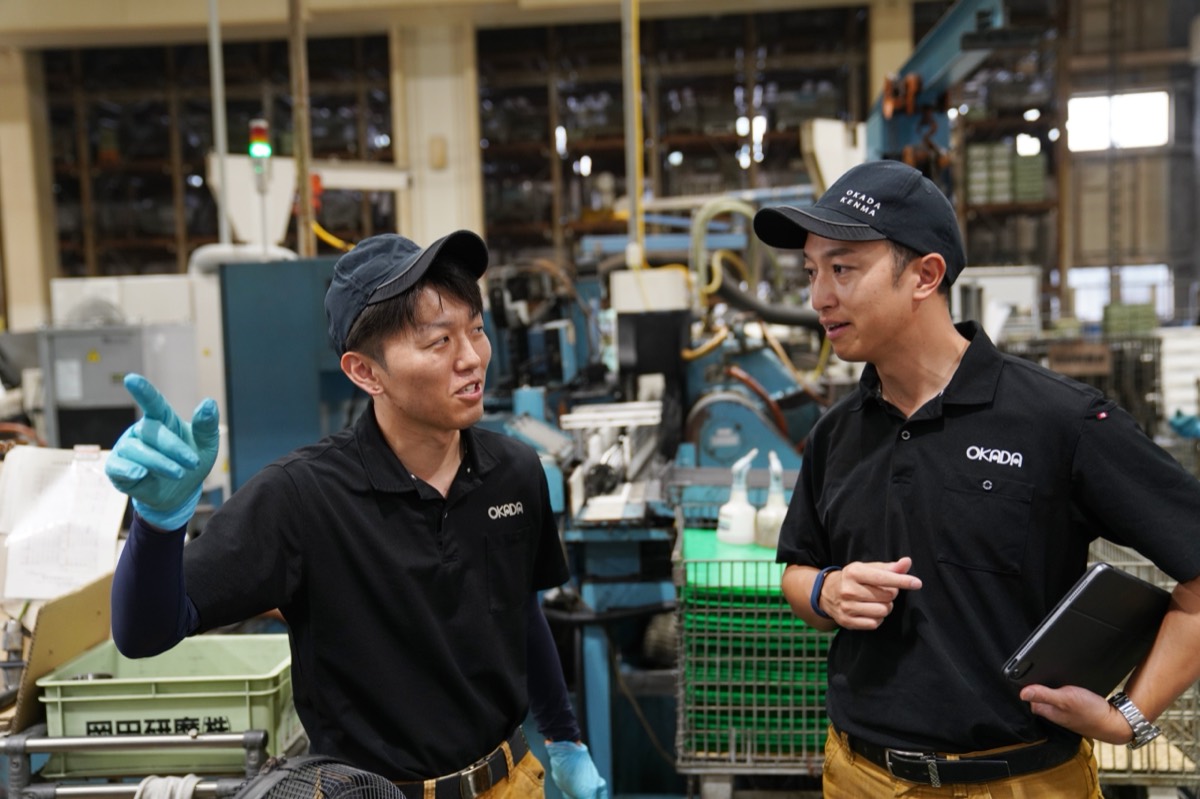現場の社員と話す専務